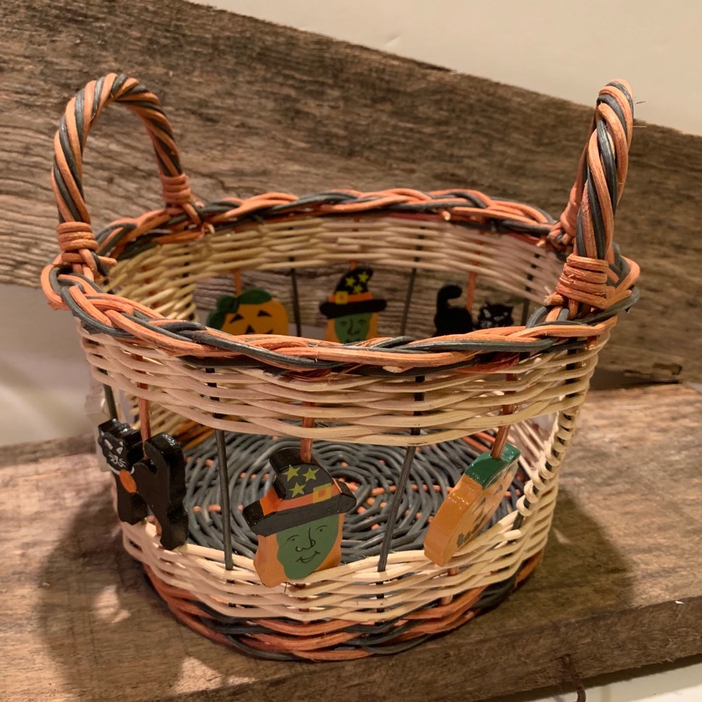 MEDIUM WOVEN HALLOWEEN BASKET. - Picture 2 of 9